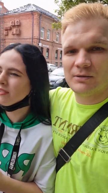 Рядом с домом 2 рынка с продуктами. Там овощи и фрукты получше, чем в Пятёрочке смотреть онлайн