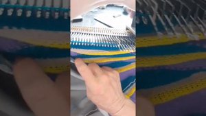 Как связать поперечные полоски шапки на вязальной машине.