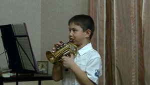 Играет на трубе сын Артур, 7 лет