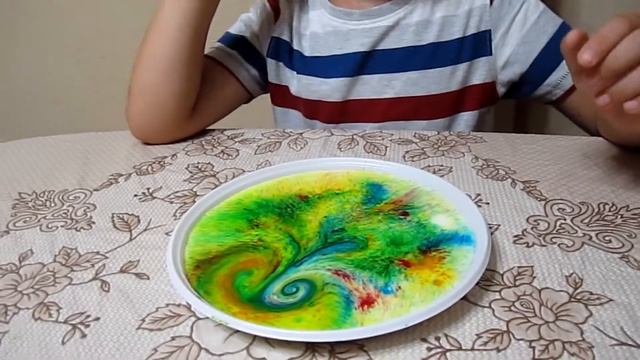 Красочный эксперимент с молоком. смотреть онлайн