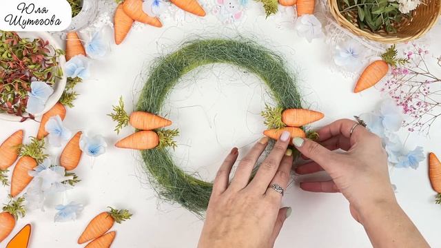 Кольцо из картона украсила цветами, морковью и листьями из фоамирана. Получился оригинальный венок🥰