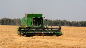 Уборка пшеницы комбайнами CLAAS TUCANO 580, CLAAS MEGA 370 и JOHN DEERE W650