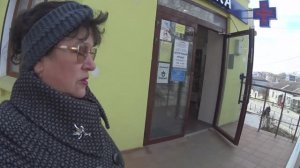 Зашли в аптеку .