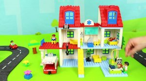 Поезд проезжает через игрушечный городок