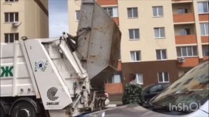 Мусоровоз с чадней загрузкой грузит большой контейнер мусора 🗑