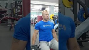 Подъем гантелей на бицепс сидя