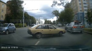 Дедушка на Москвиче 2141