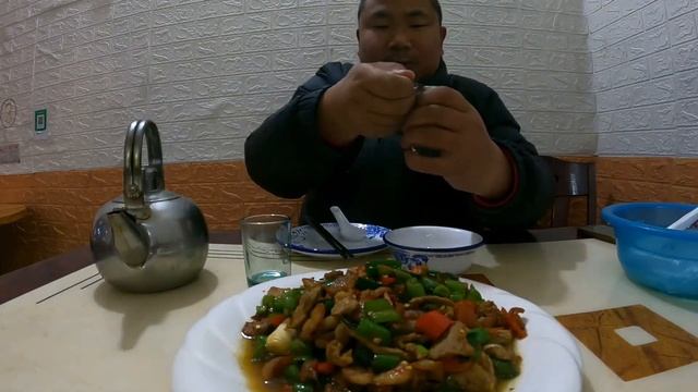 小勇去饭店吃炒肉，四碗米饭刚吃饱，这一天真是饿坏了