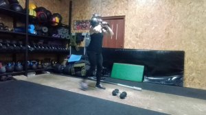 Выпады назад с двумя гирями на груди