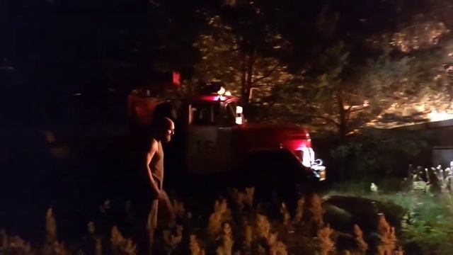 ПОЖАР у дяди Толи...Съёмки самого огня от очевидцев. До сих пор все в шоке..главное все живы. смотреть онлайн