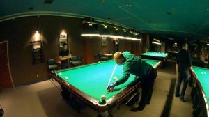 Замедленная съемка удара на два шара в русском бильярде в исполнении Бориса