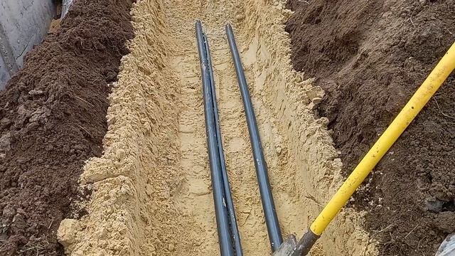 Обратная засыпка, установка ПНД под коммуникации.