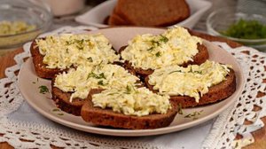 Огурцы для пикантности и хруста. БУТЕРБРОДЫ С НАМАЗКОЙ ИЗ ЯИЦ, СЫРА И МАРИНОВАННЫХ ОГУРЦОВ