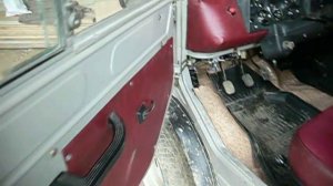 фиксация капота жигули, на двери ЛуАЗ.