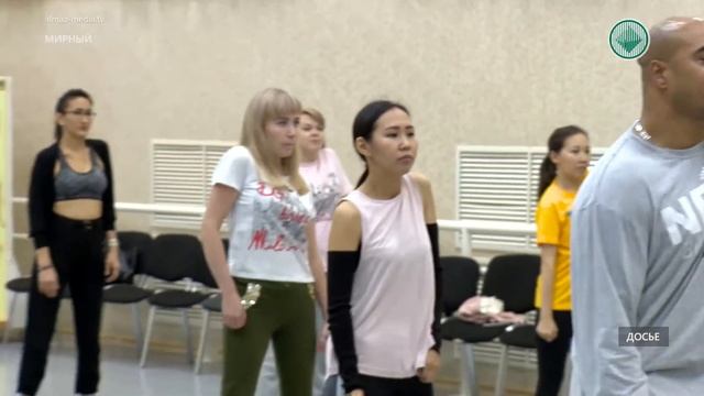 Взрослые мирнинцы знакомятся с искусством стрит-джаза смотреть онлайн