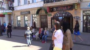 Мальчик играет на трубе