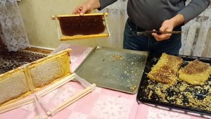 Как почистить рамку для пчёл облегчённую с пластмассовыми боковинами.