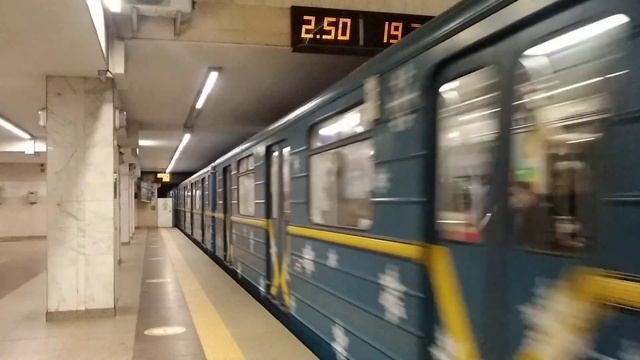 Киевский метрополитен 2021. Зимний поезд. смотреть онлайн