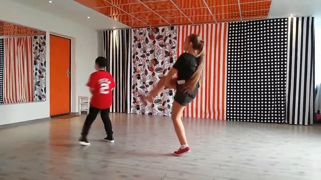 Учила брата танцевать))) 😎😎😎 смотреть онлайн