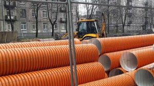 Трубы лежат пластиковые оранжевые