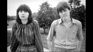 В реку смотрятся облака.