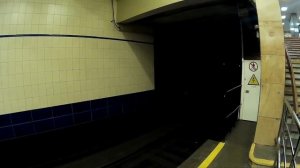 Прибытие поезда метро. Киевский метрополитен