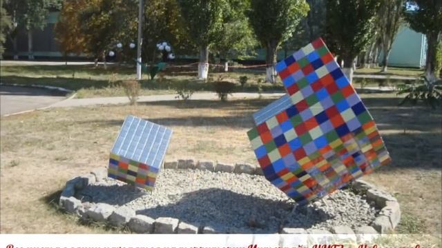 Инсталляции из труб на территории Интерпайп НМТЗ. Прекрасное рядом.