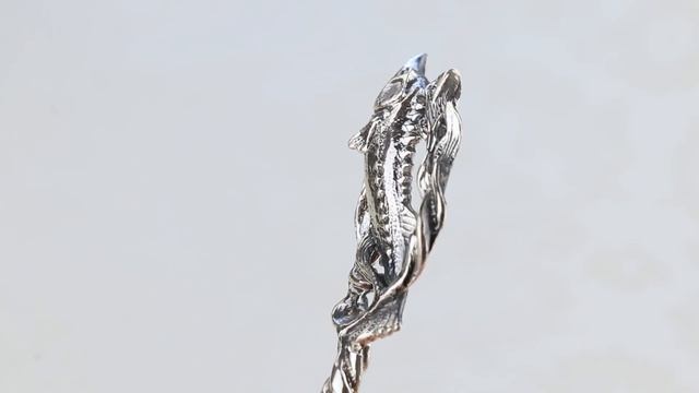 Серебряная ложка для икры «Осетр» с чернением смотреть онлайн