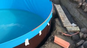 Наполняем и расправляем бассейн.