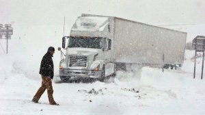 Фура намертво застряла в снегу и образовала гигантскую пробку на трассе в Актюбинской области