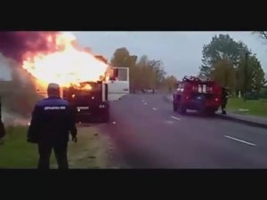 Ивот-- Дятьково. Сгорел. Пожарные тушат горящий автомобиль.Firefighters extinguish a burning car.