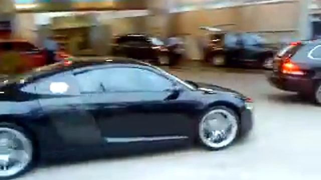 Audi R8 e Audi A5 saindo do posto da Av. Europa смотреть онлайн