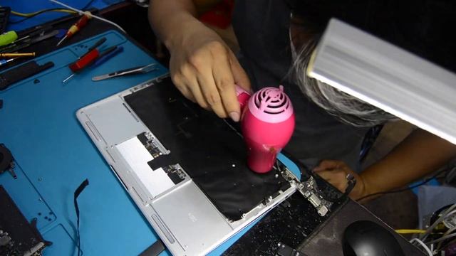 Paano ba magpalit ng Macbook Air 11" 2012 Keyboard by Whatsupbob смотреть онлайн