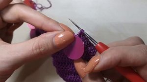 Как вывязывать пайетки крючком в изделии с изнаночной стороны.