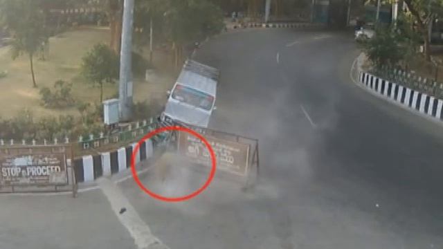 Woman Escapes Accident Caught on CCTV Camera | Live Accidents in India | Tirupati Traffic Police смотреть онлайн