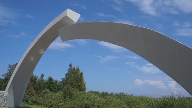 Мемориал Разорванное кольцо на Ладожском озере