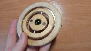 Самодельная игрушка в виде гироскопа