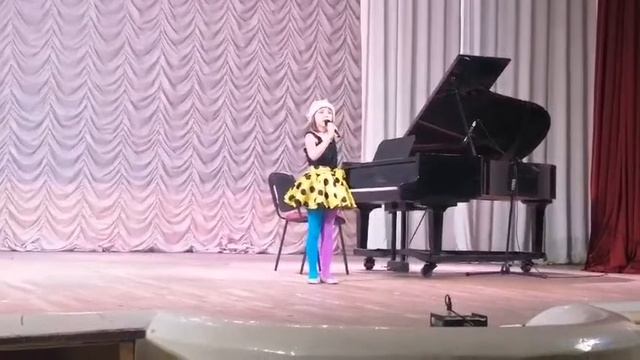 Турганова Полина - 7 лет (ШкоденОтки) -  Улыбчивая песенка смотреть онлайн