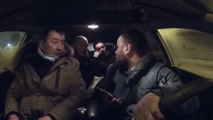 В такси неадекватные клиенты напали на водителя