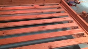 Каркас двуспальной кровати из лиственницы без использования саморезов в стиле бушкрафт DIY