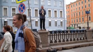 УЛИЧНЫЙ МУЗЫКАНТ .С РИСКОМ для ЖИЗНИ.СУПЕР дядя МИША из ПИТЕРА