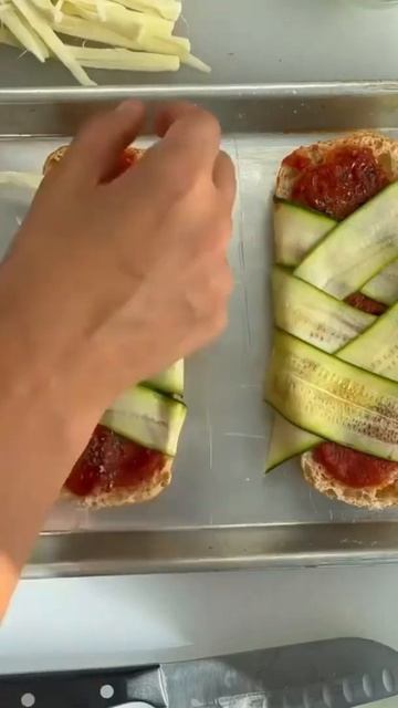 Овощные бутерброды из кабачка с сыром в духовке.