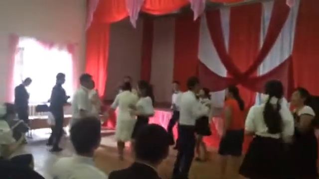 выпускники 2015 года Нурлыбек Тенизбаев и Айкерим Сергазиева 11 А класс,,песня Кездесейк смотреть онлайн