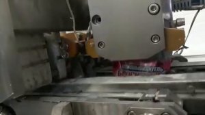 Фасовка сыпучего мелкодисперсного порошка в пакет саше.