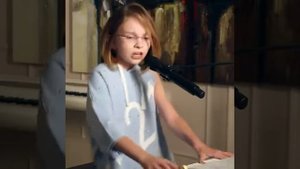 Девочка поет