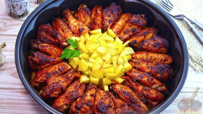 Нарядно и сытно. КУРИНЫЕ КРЫЛЫШКИ, ЗАПЕЧЁННЫЕ С КАРТОФЕЛЕМ.