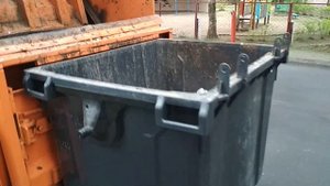 Нашли сломанный мусоровоз МАЗ. Что в контейнерах для мусора?
