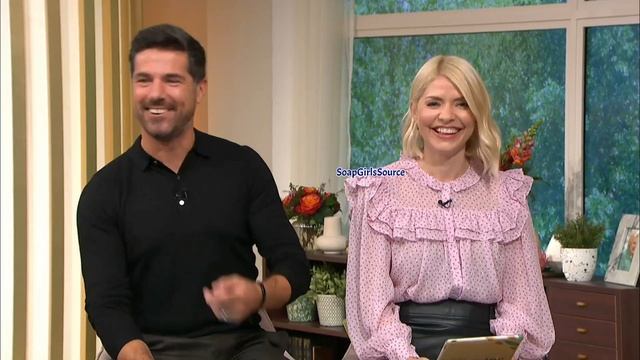 Holly Willoughby-Black Mini Skirt & Boots Incredible Legs 18/9/23 HD смотреть онлайн