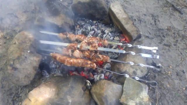 ЖАРИМ ШАШЛЫК И КОЛБАСУ / FRY SHASHLIK AND SAUSAGE смотреть онлайн