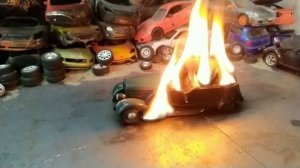 Машина горит. Старенький ЗИС-101 сгорел до тла. Полное уничтожение в масштабе 1:38